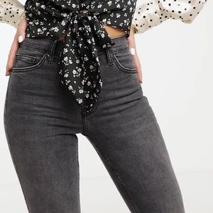 Topshop Jamie Jeans. Size 28!